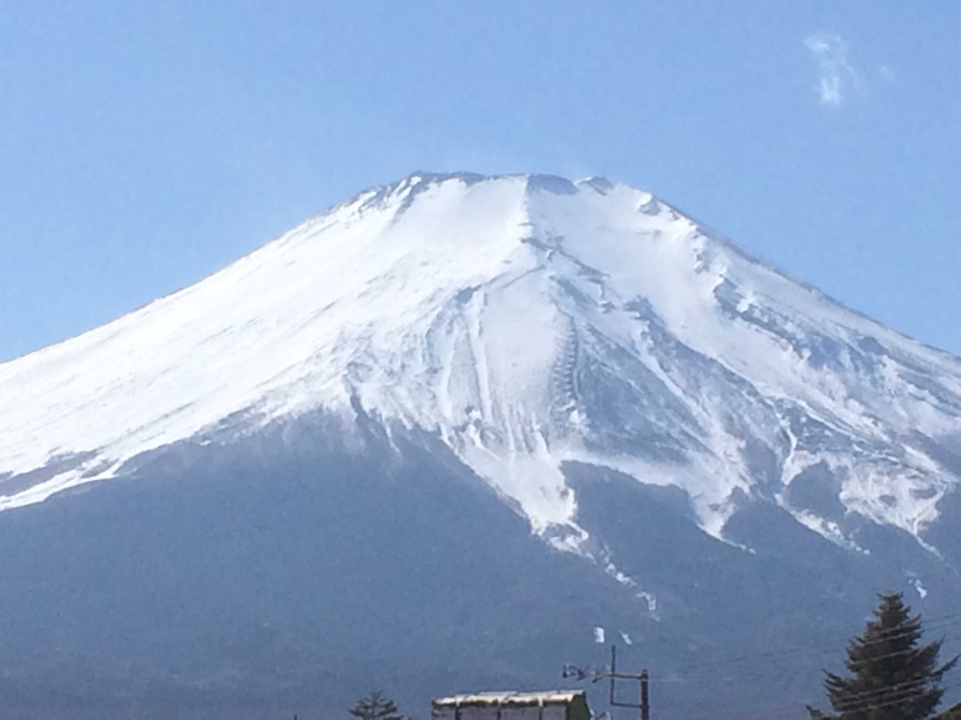 山中湖湖畔から富士山を望む