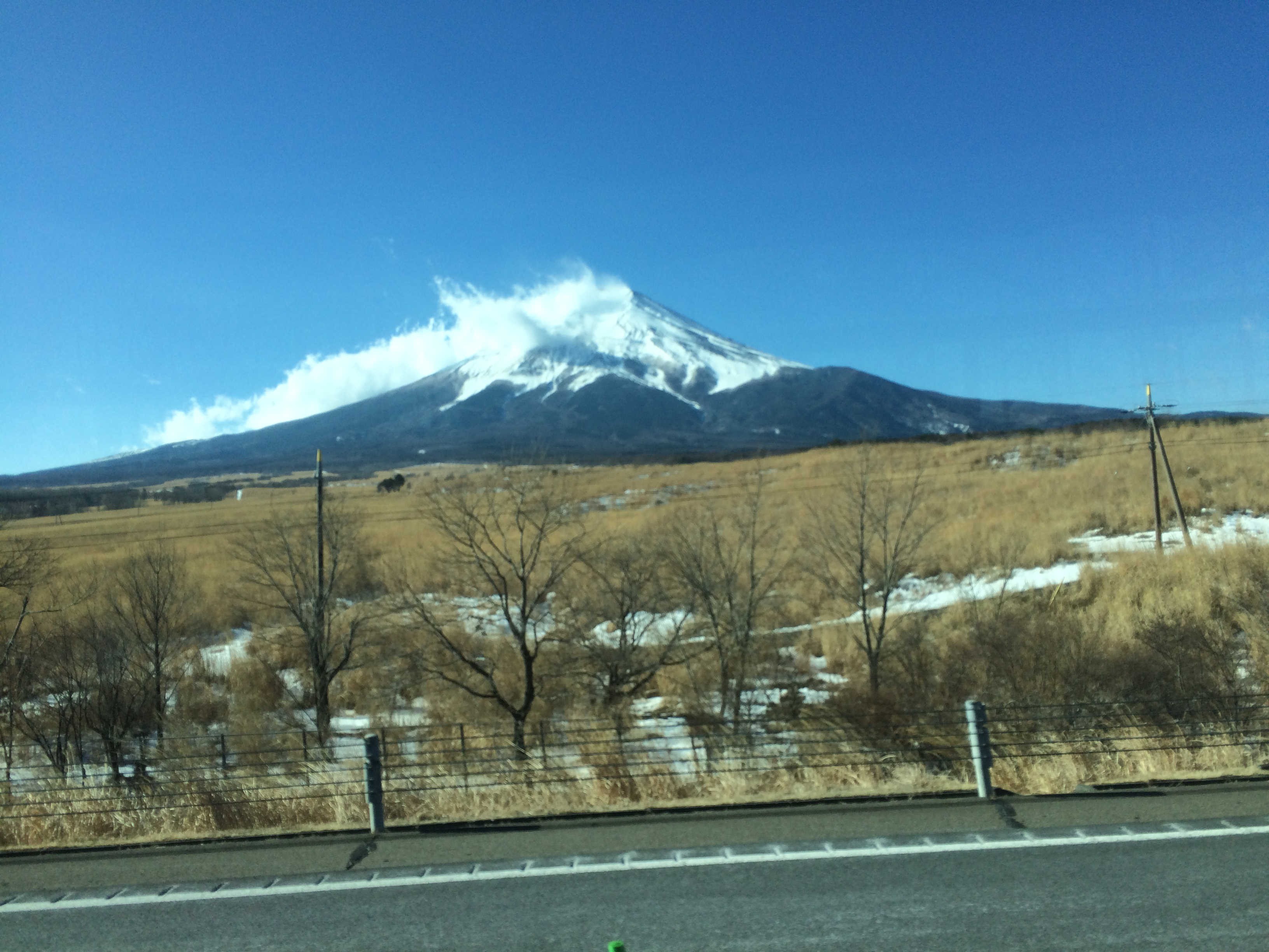 移動中車内（バス）から富士山を望む