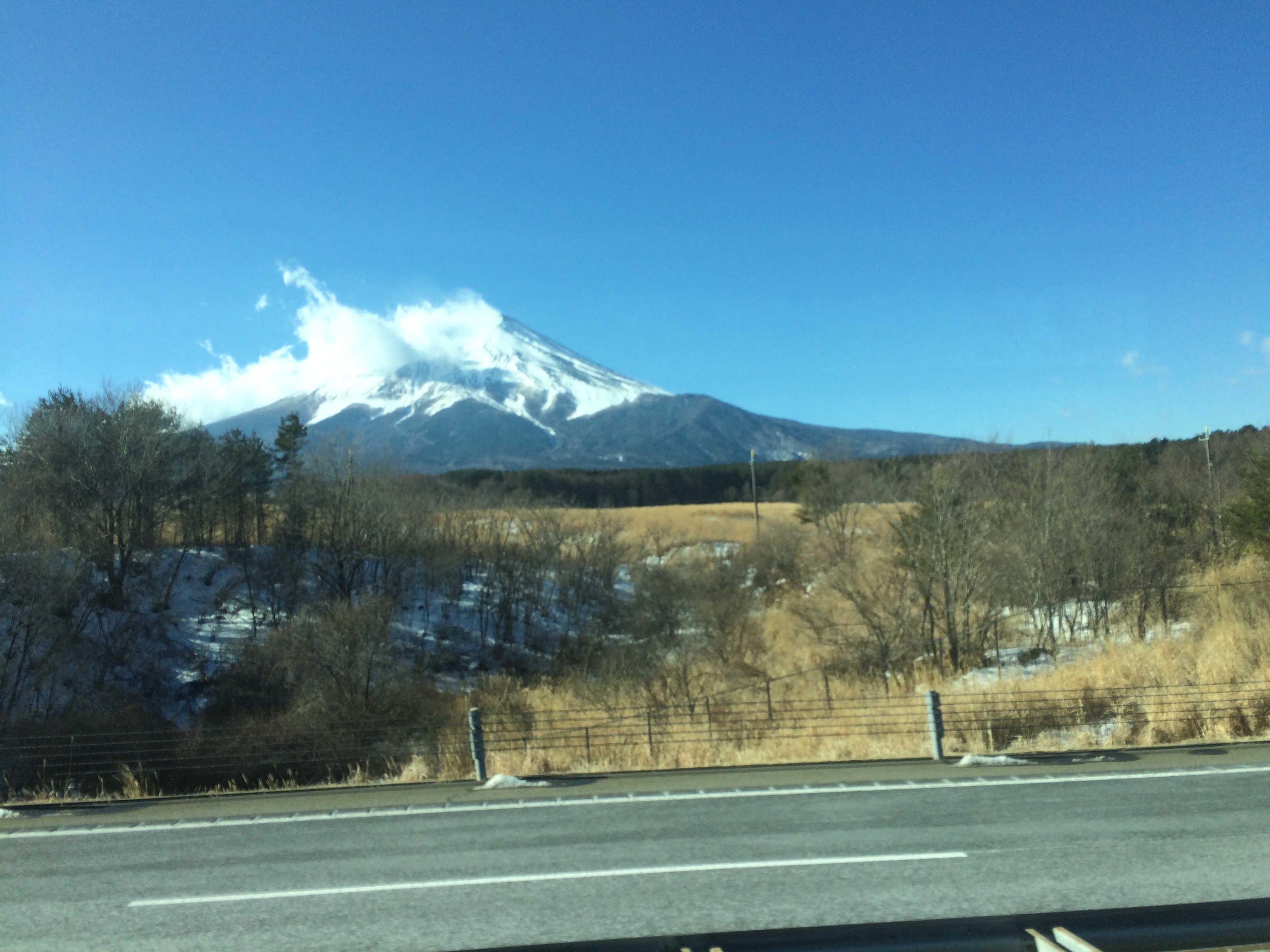 移動中車内（バス）から富士山を望む