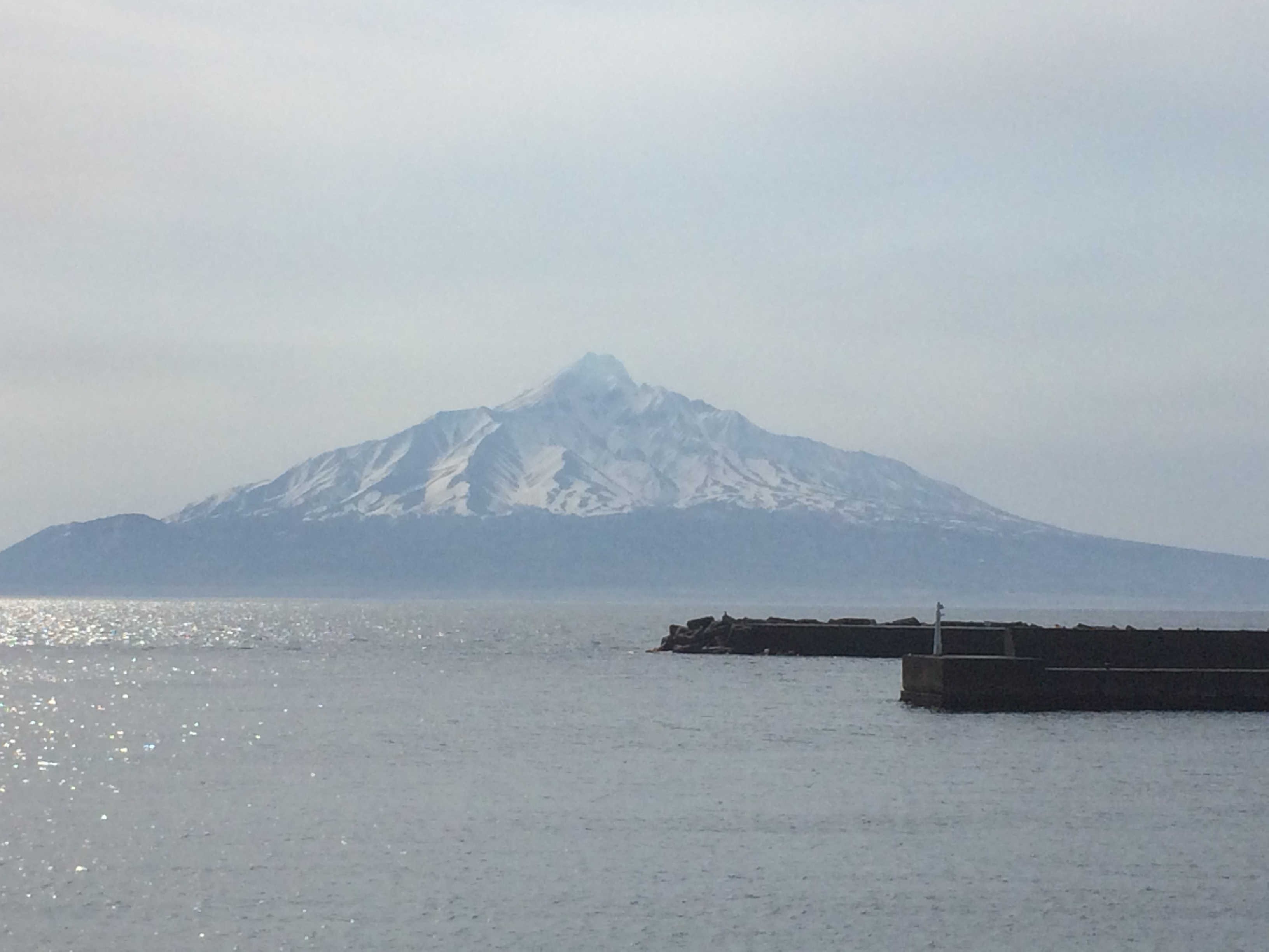 礼文島から見る利尻富士