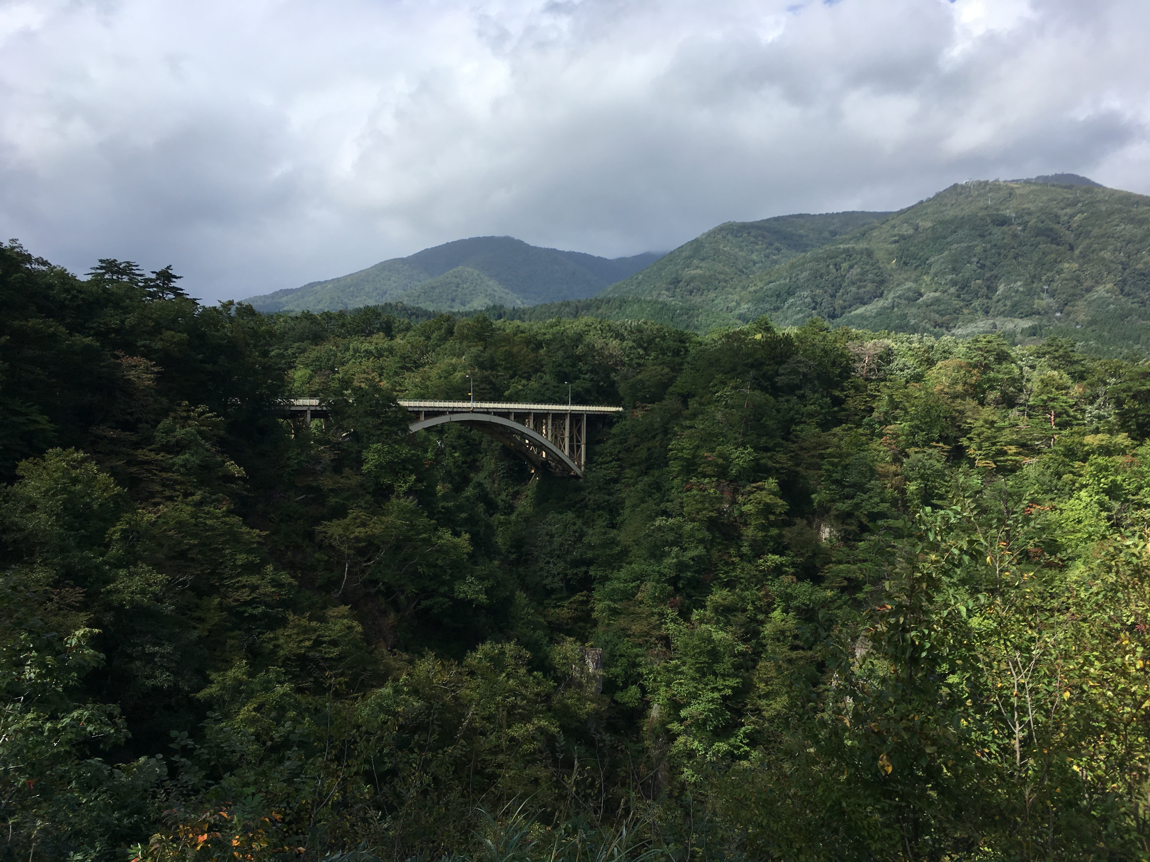 鳴子峡レストハウスから大深沢橋を眺める