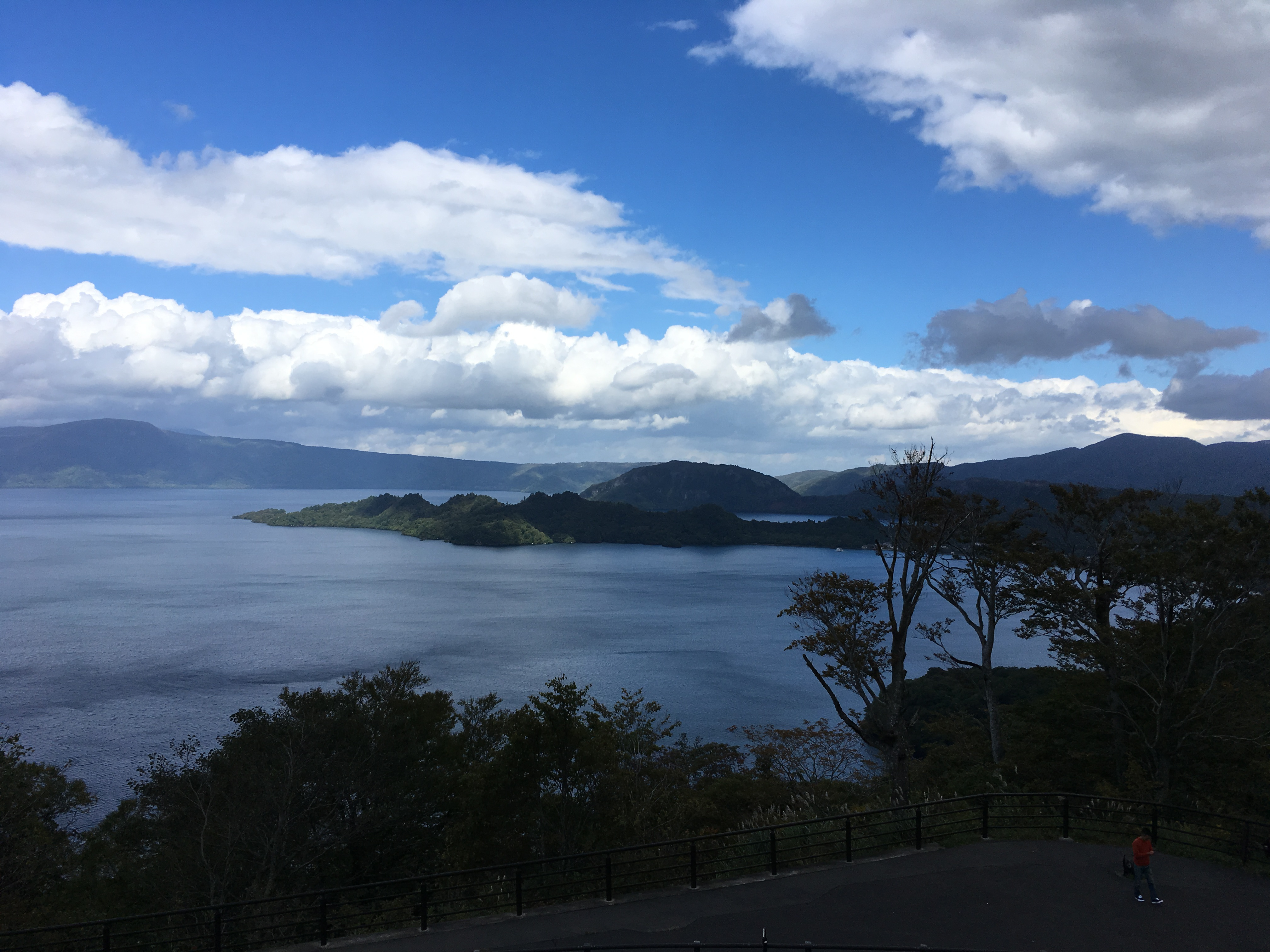 八荷峠第一展望休憩所からの十和田湖の展望