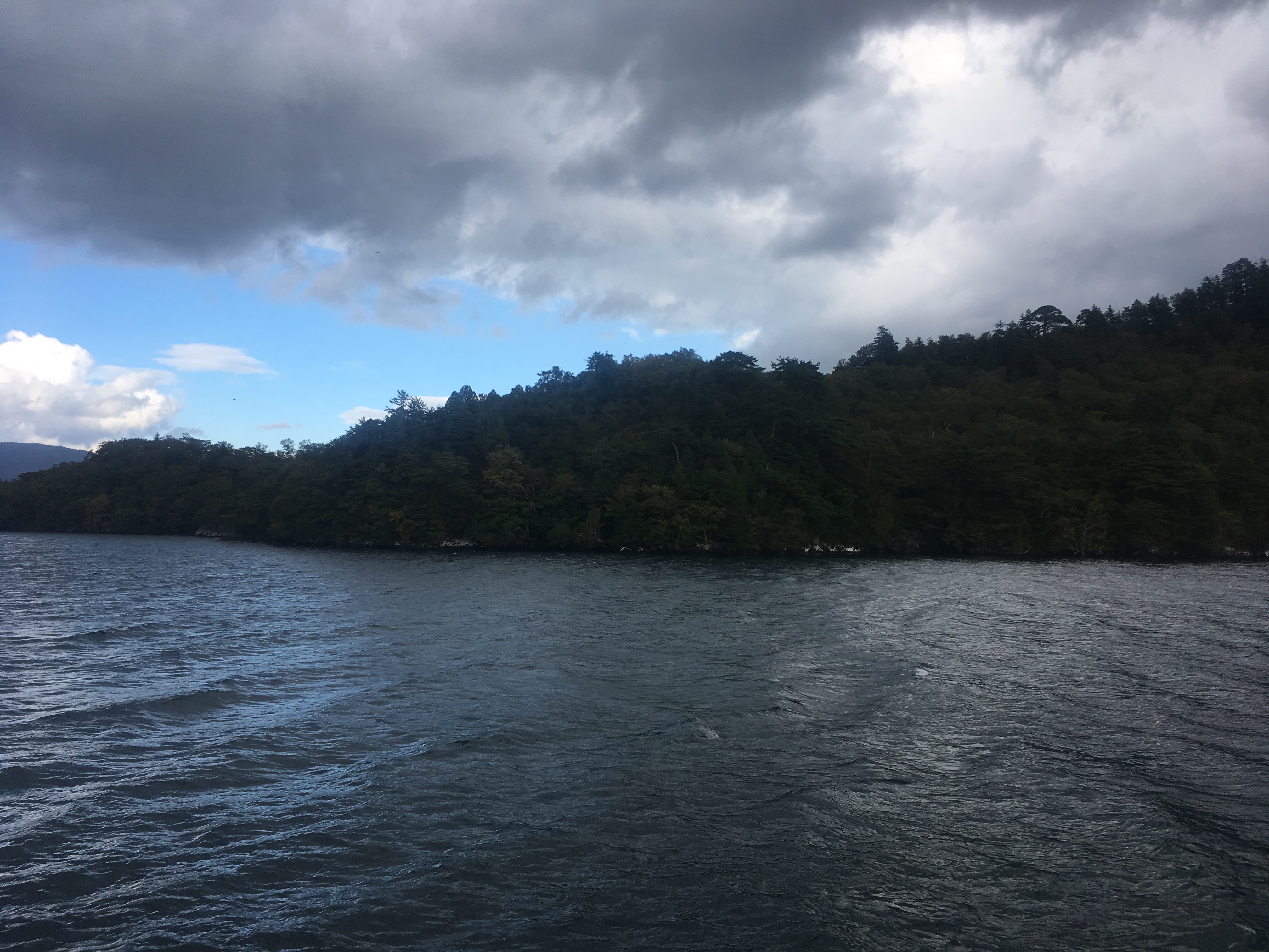 十和田湖遊覧船船首から中山半島