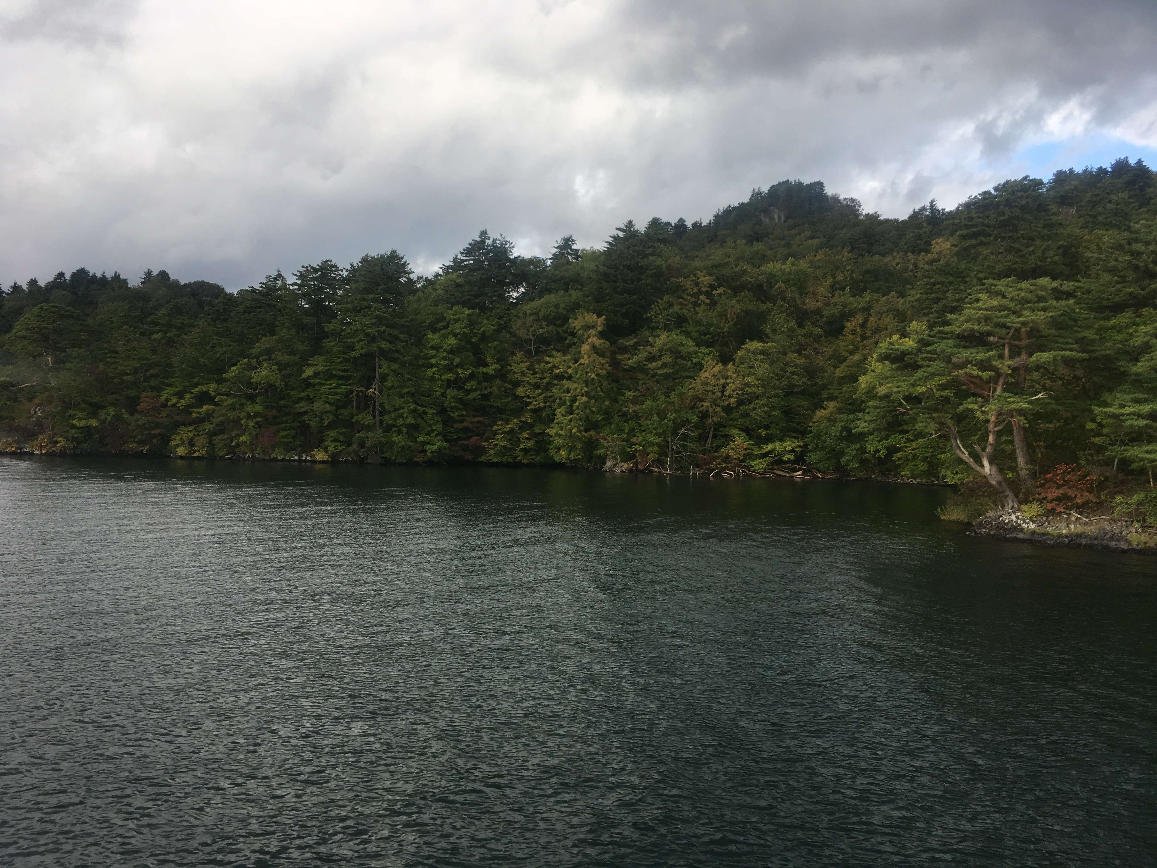 十和田湖遊覧船船首から中山半島