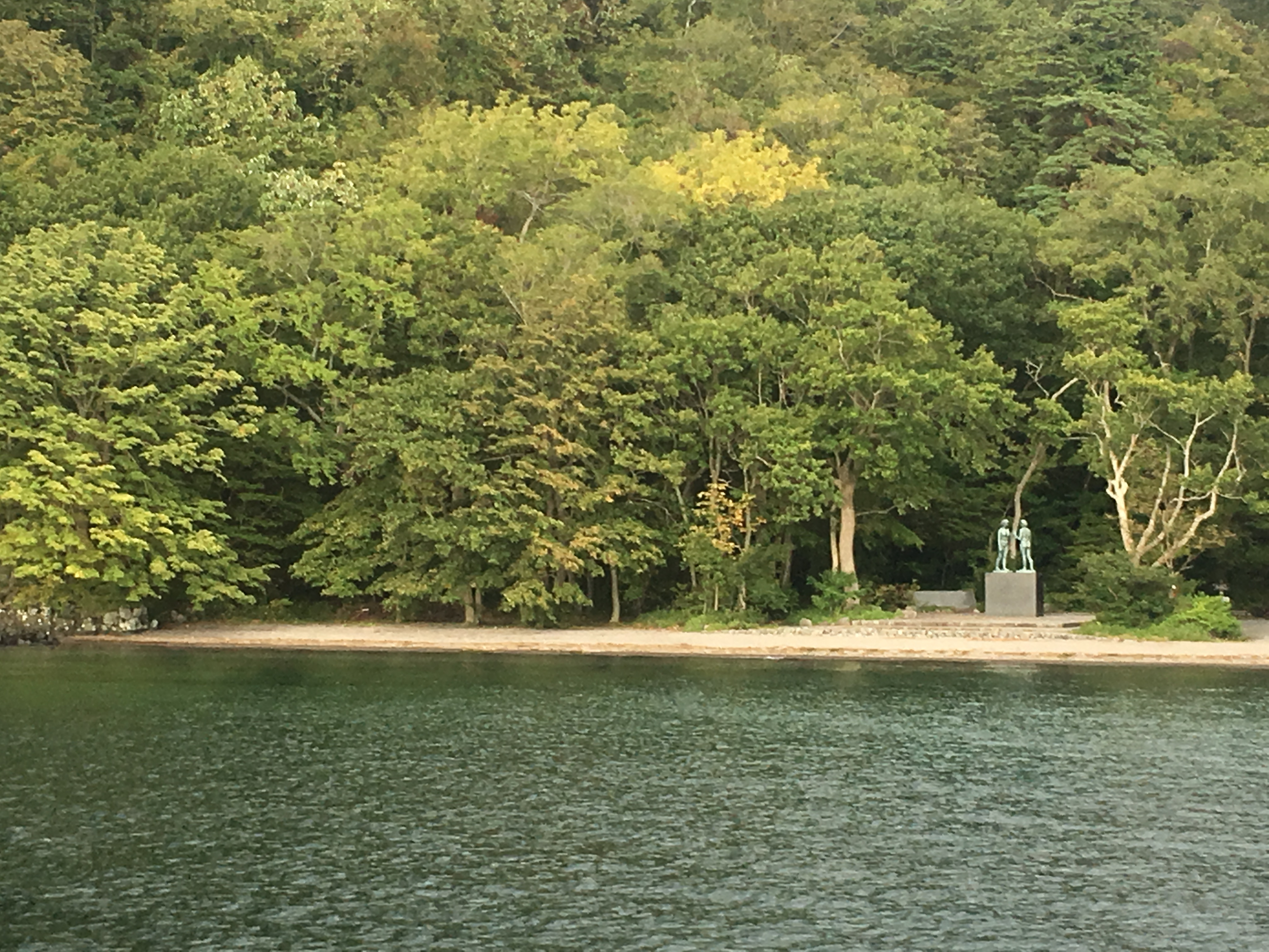 十和田湖遊覧船船首から乙女の像
