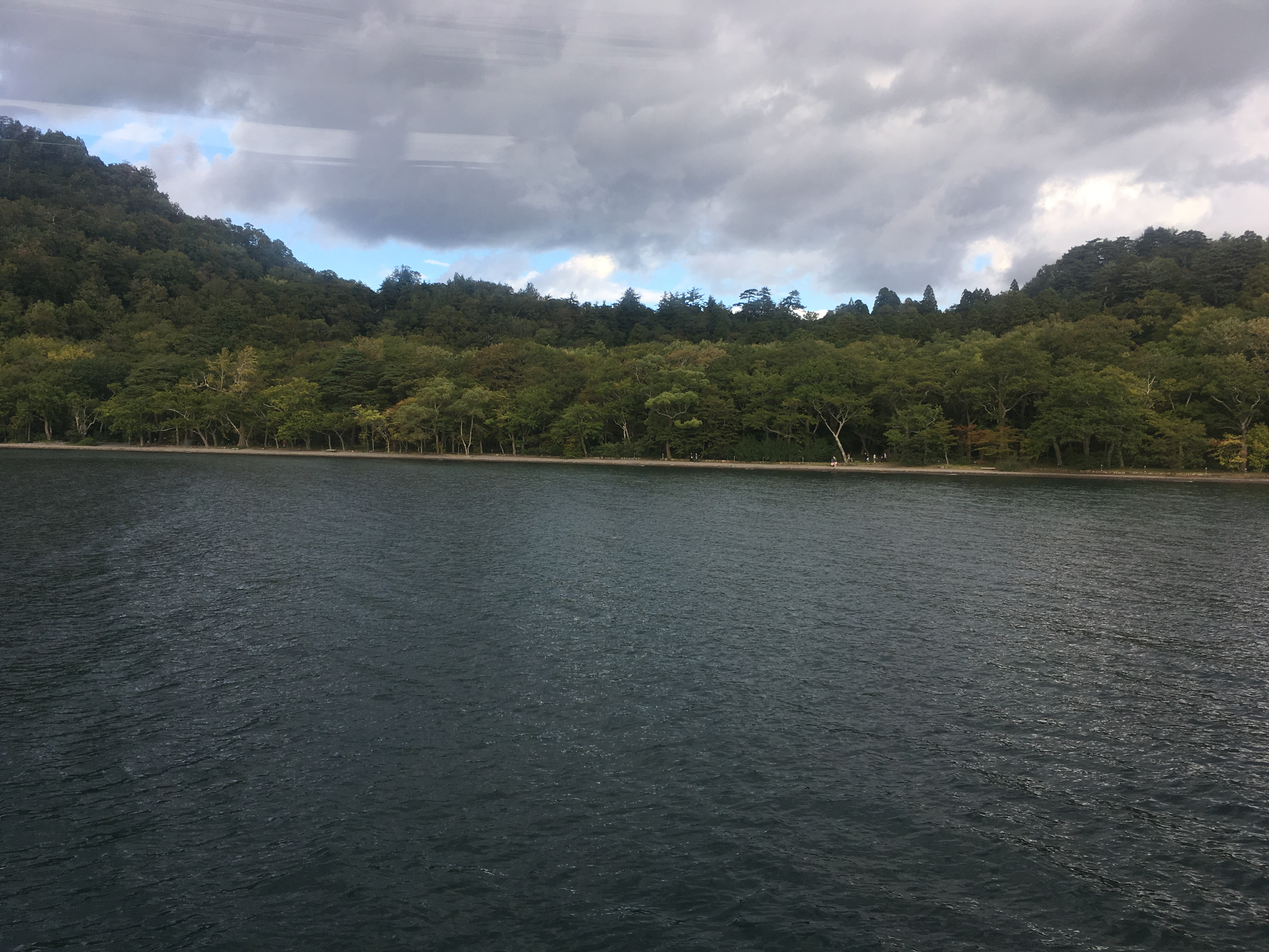 十和田湖遊覧船船首から十和田神社湖畔