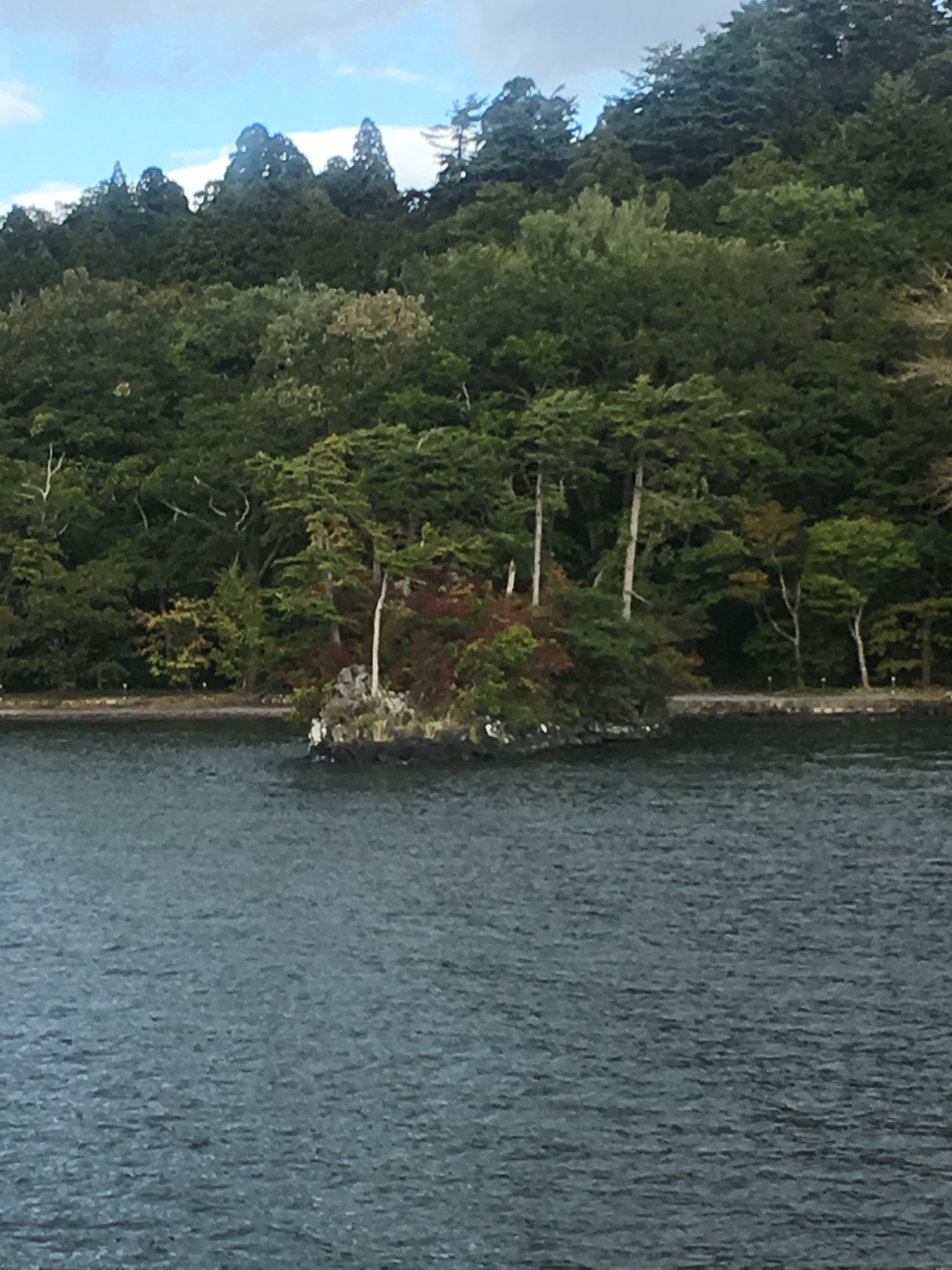 十和田湖遊覧船船首から恵比寿大黒島