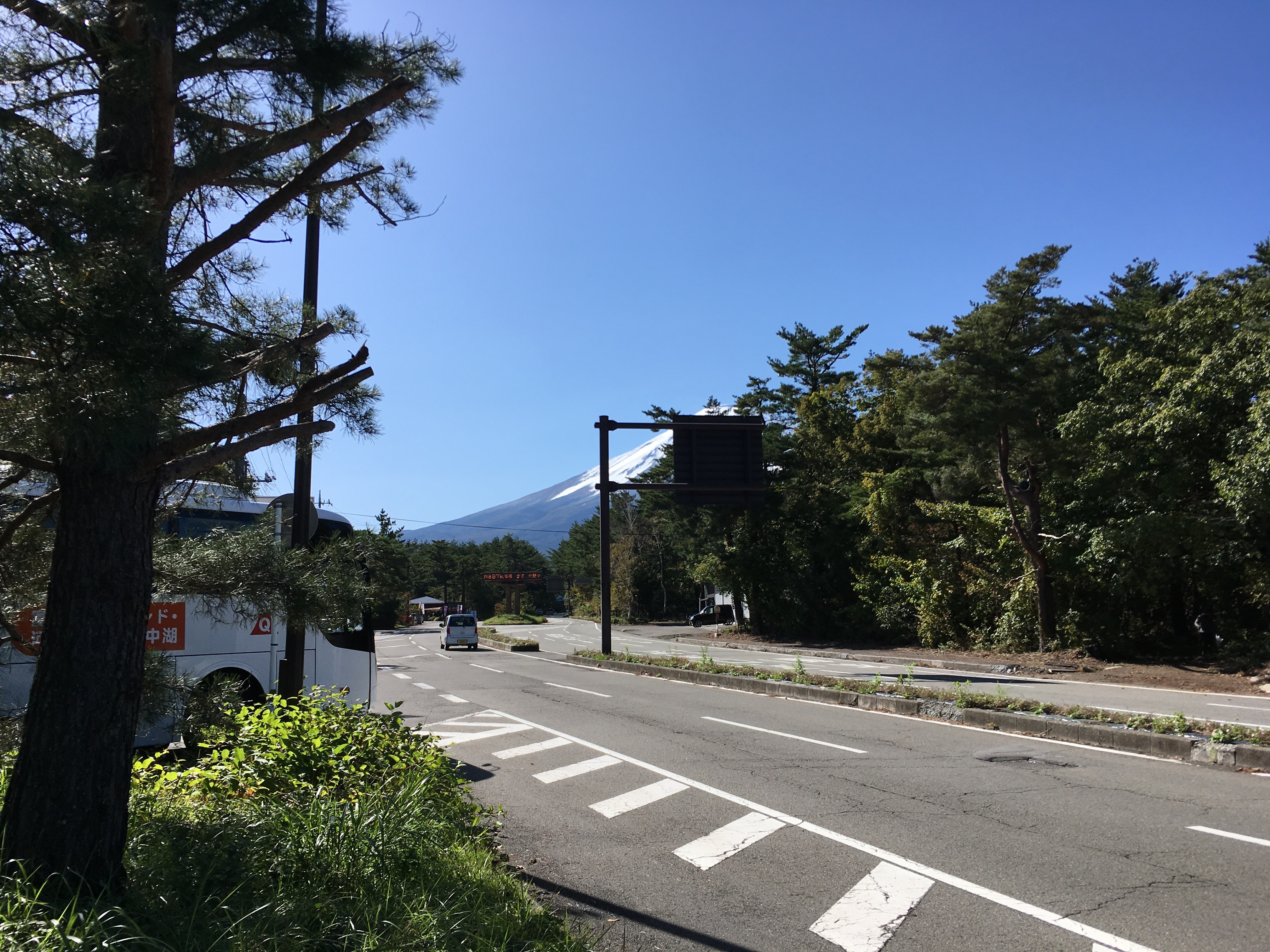スバルライン入口から富士山を望む