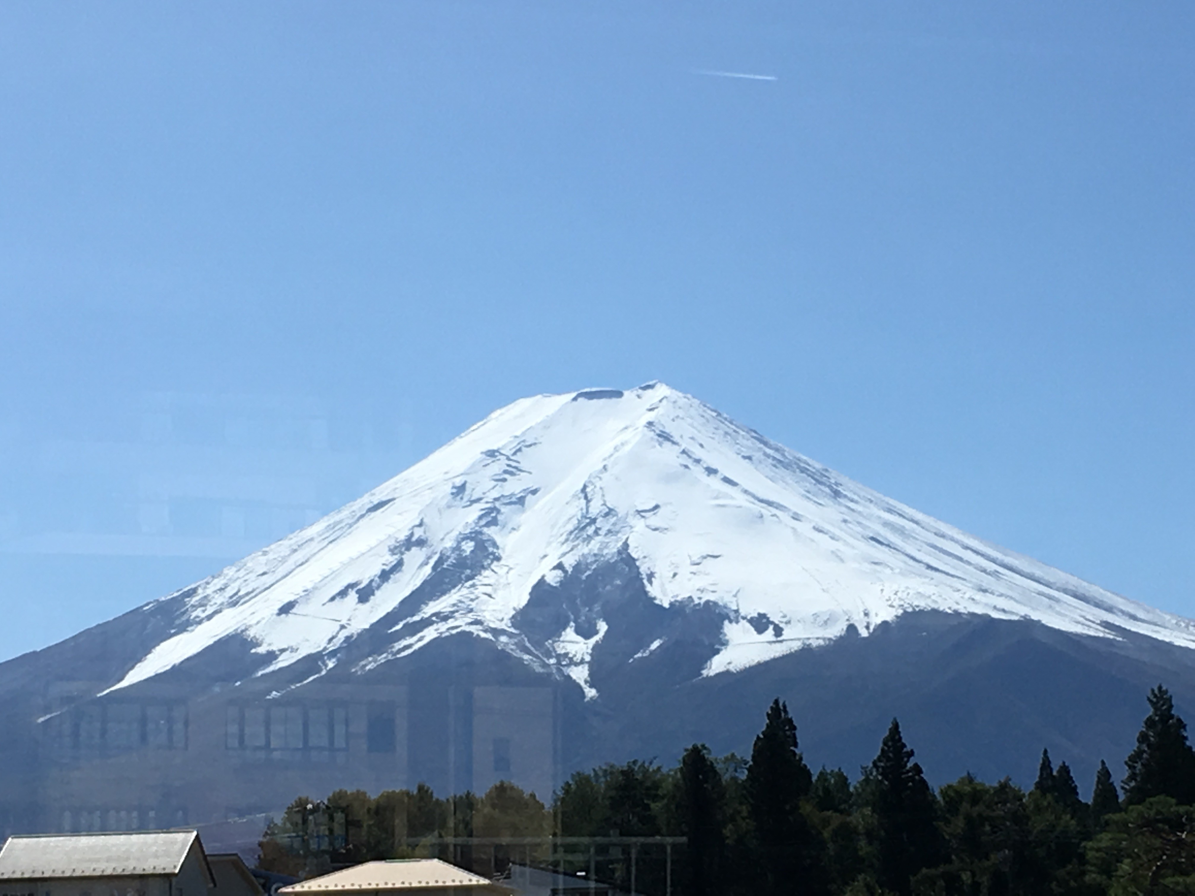 富士山駅（フジサン特急車内3号車（河口湖駅→大月駅）車内）から富士山を望む