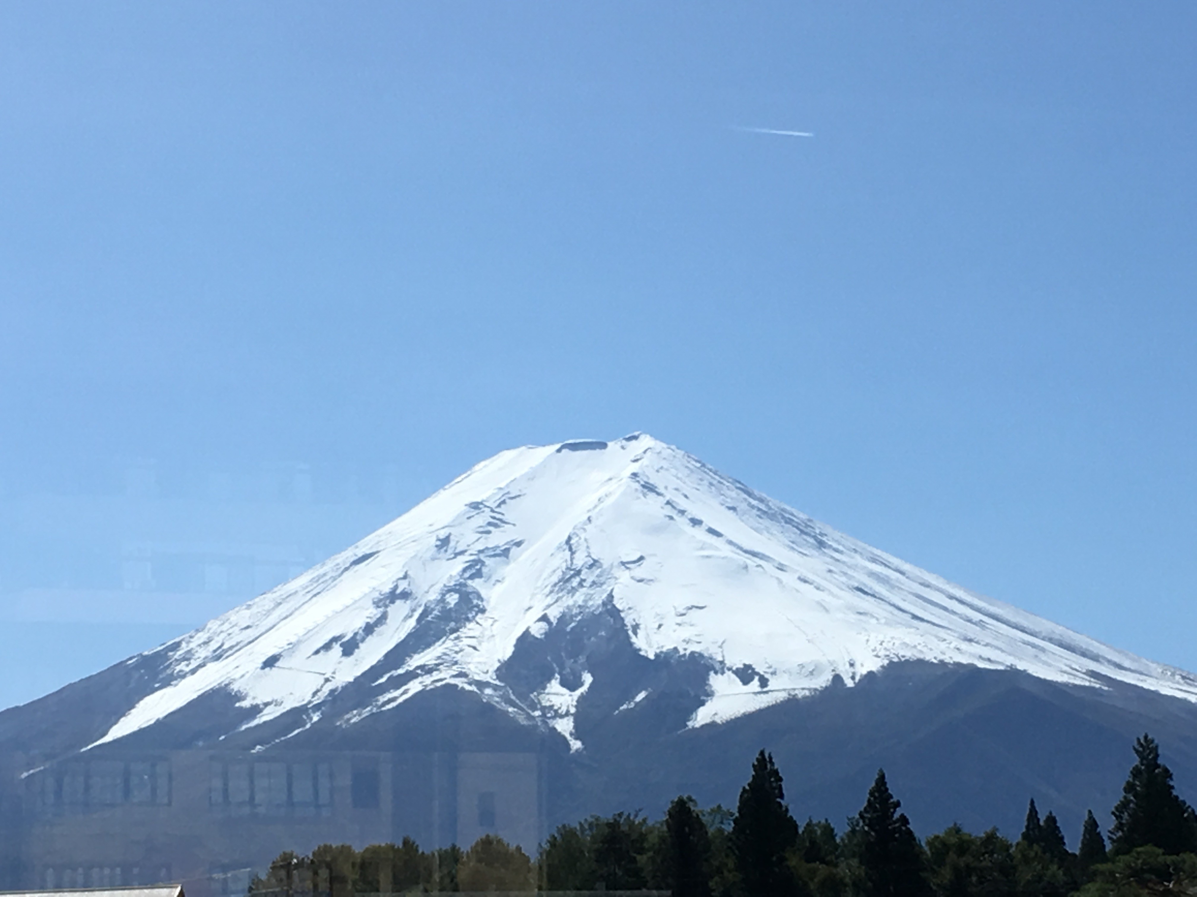 富士山駅（フジサン特急車内3号車（河口湖駅→大月駅）車内）から富士山を望む