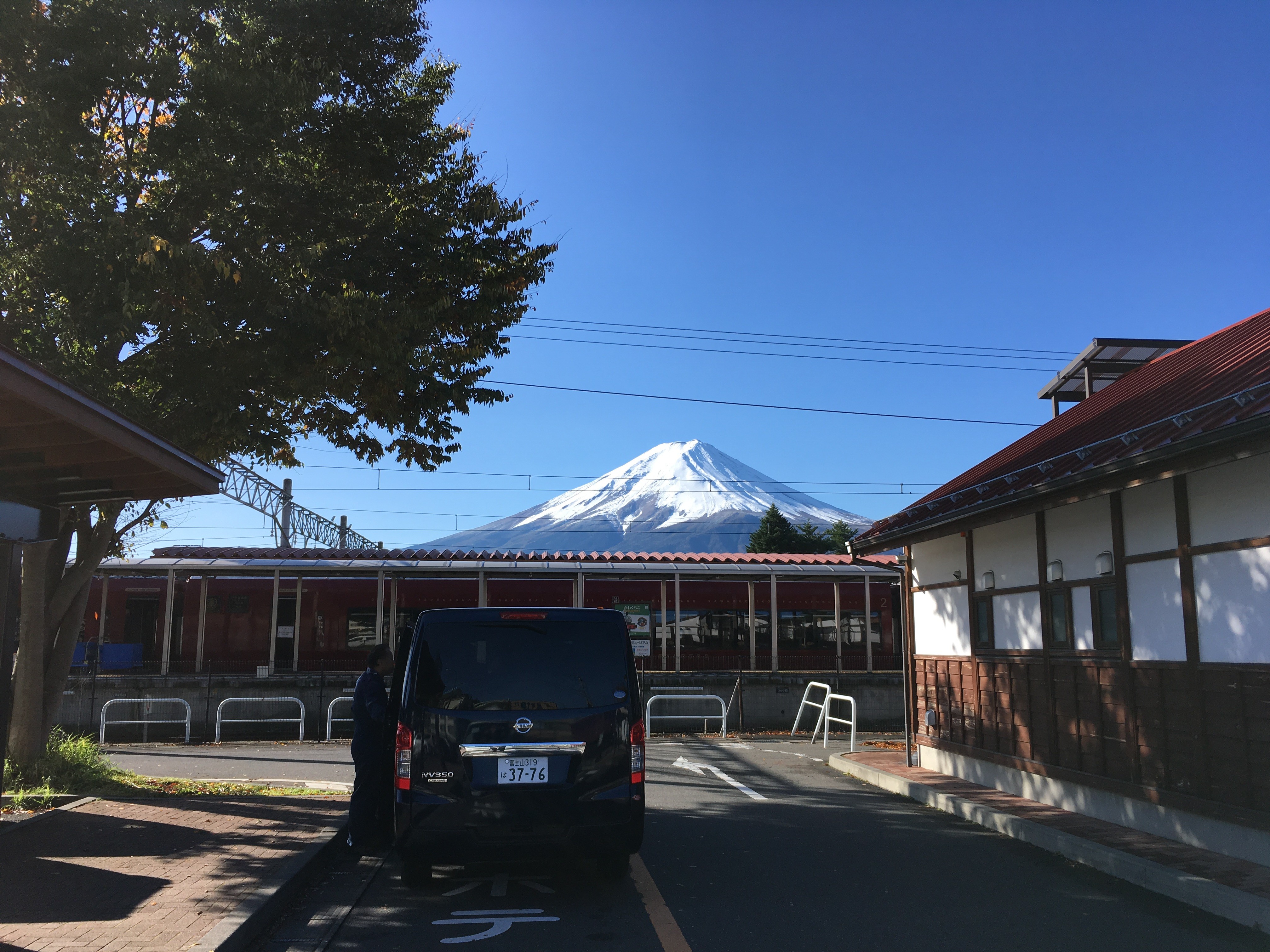 富士急行線河口湖駅から富士山を望む