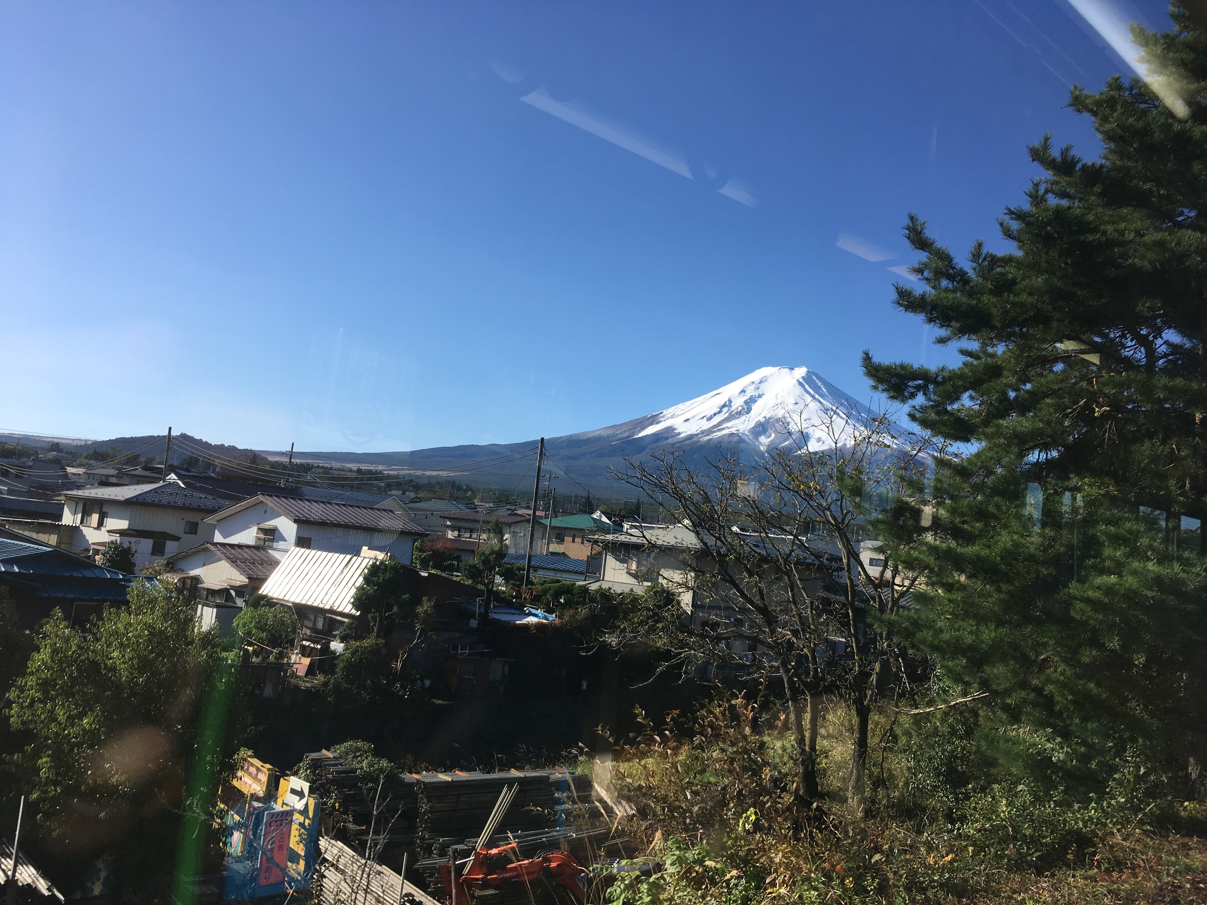 富士急行線車内（富士吉田市ときわ台１丁目周辺）から富士山を望む