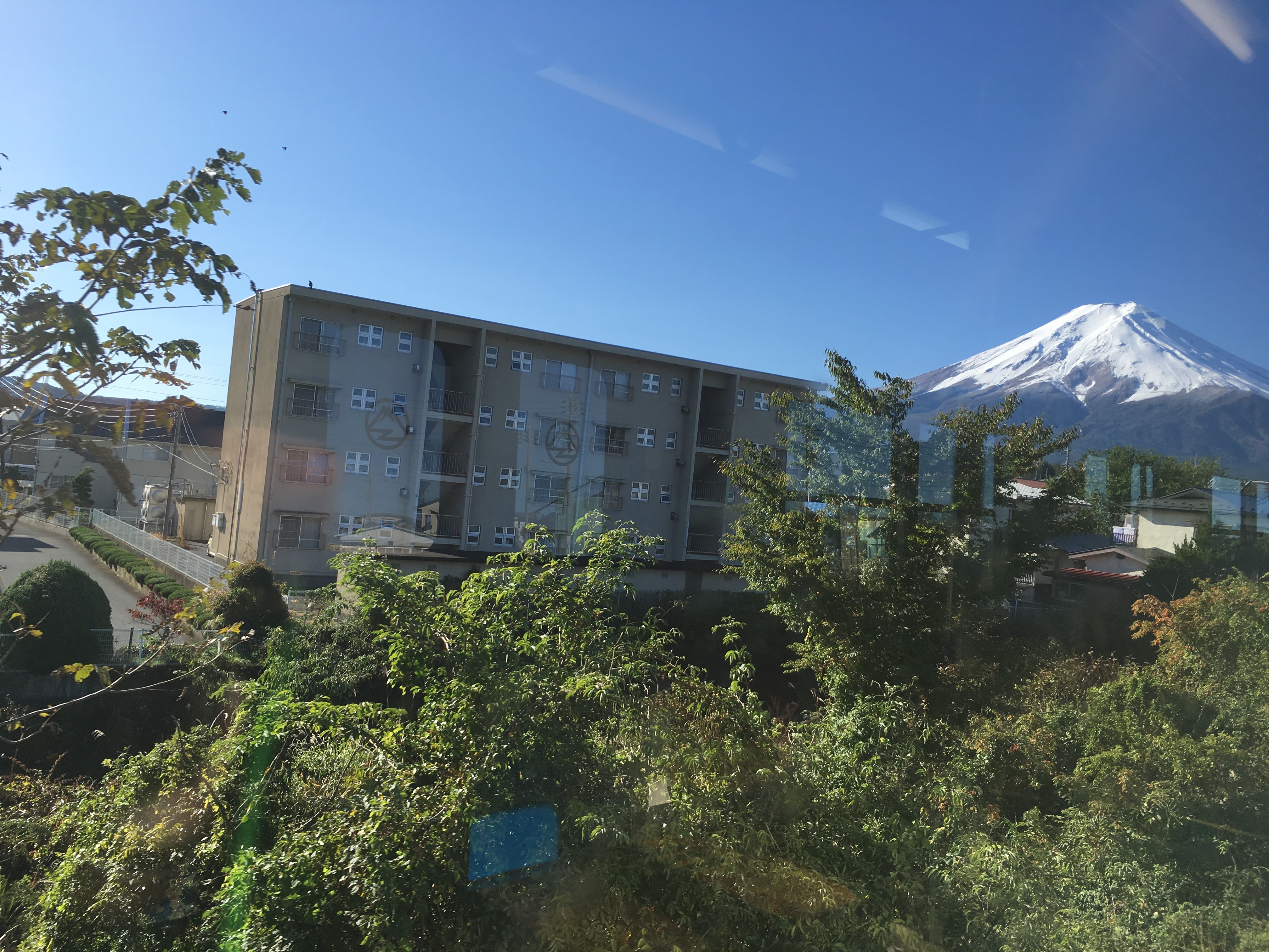 富士急行線車内（富士吉田市ときわ台１丁目周辺）から富士山を望む
