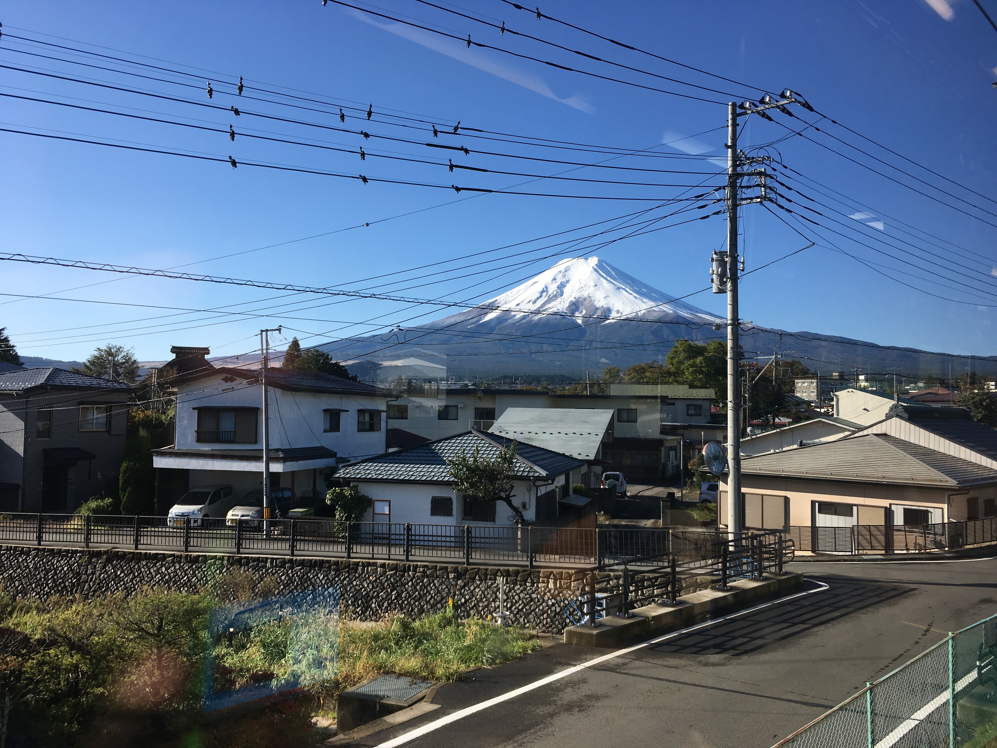 富士急行線車内（富士吉田市富士見１丁目周辺）から富士山を望む