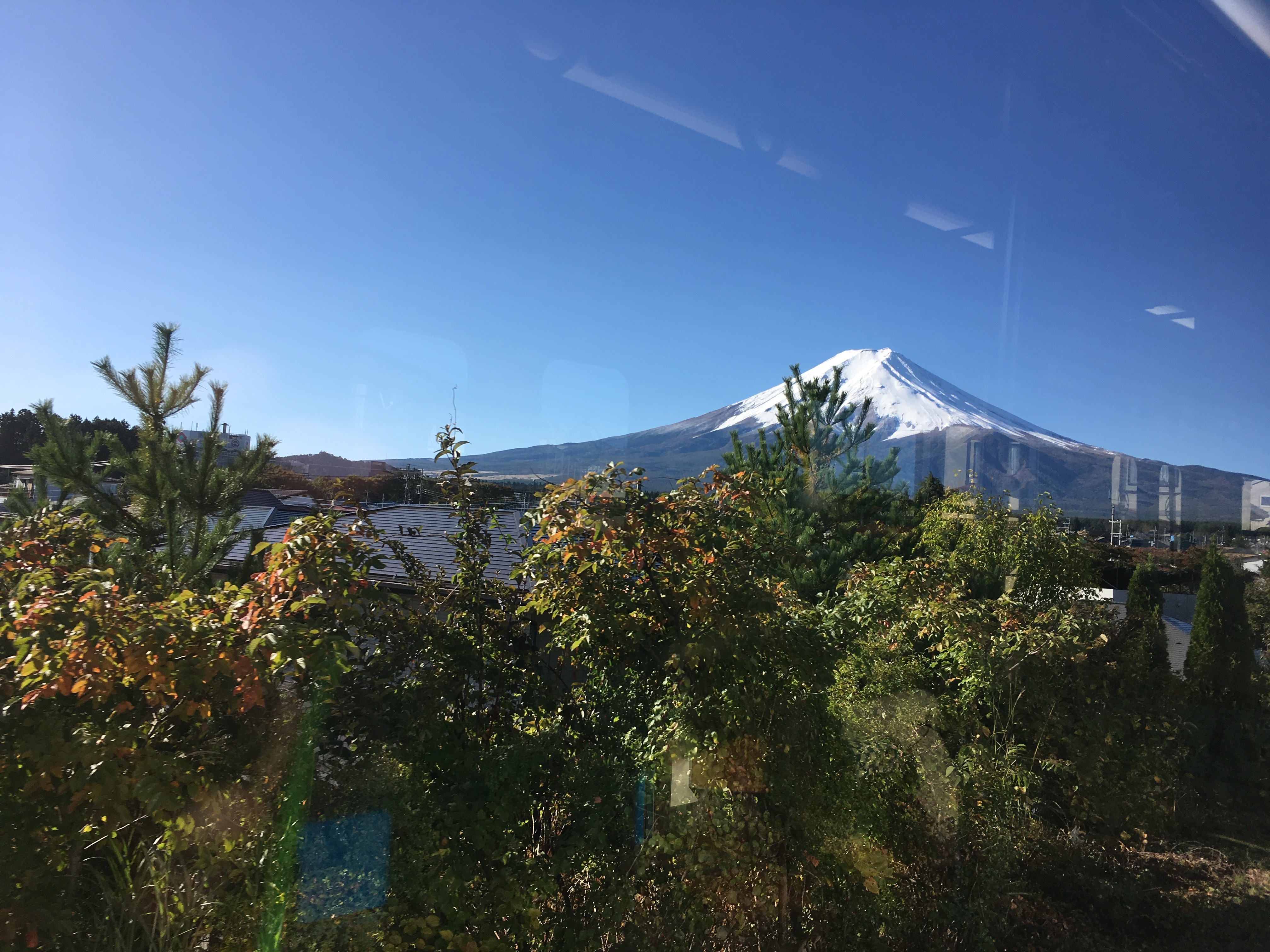 富士急行線車内（富士吉田市松山１丁目周辺）から富士山を望む
