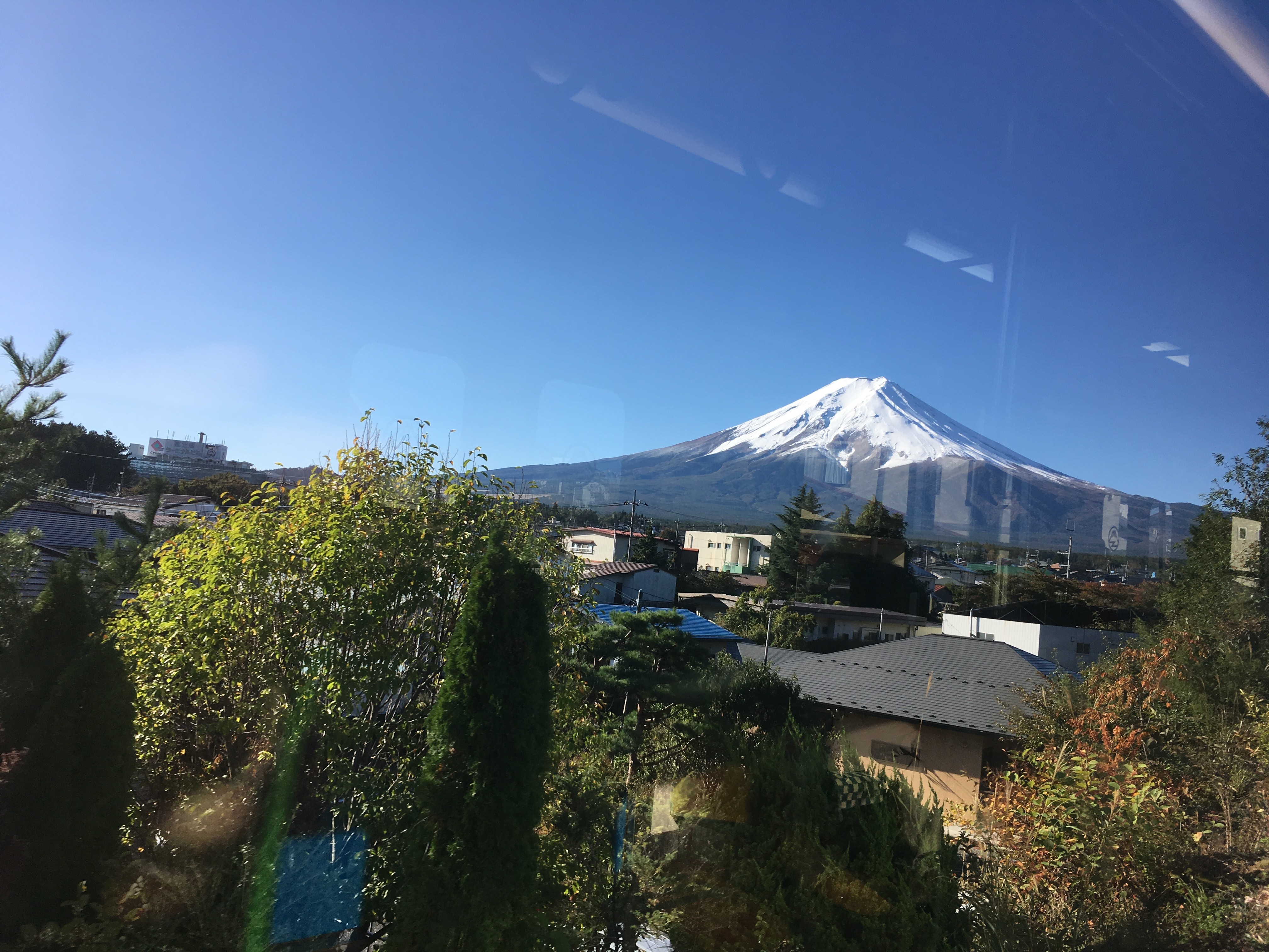 富士急行線車内（富士吉田市松山１丁目周辺）から富士山を望む