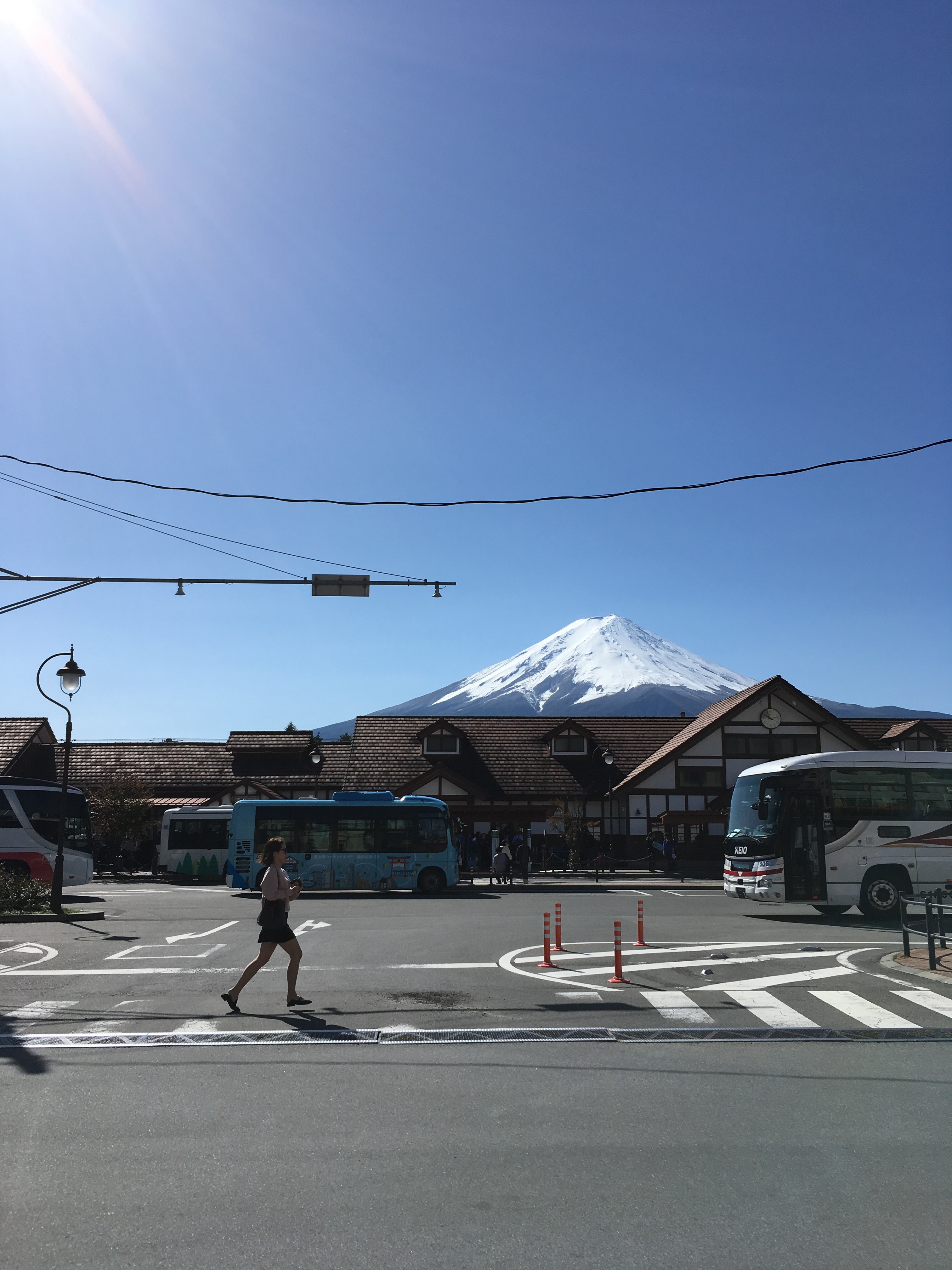 河口湖駅前から富士山を望む