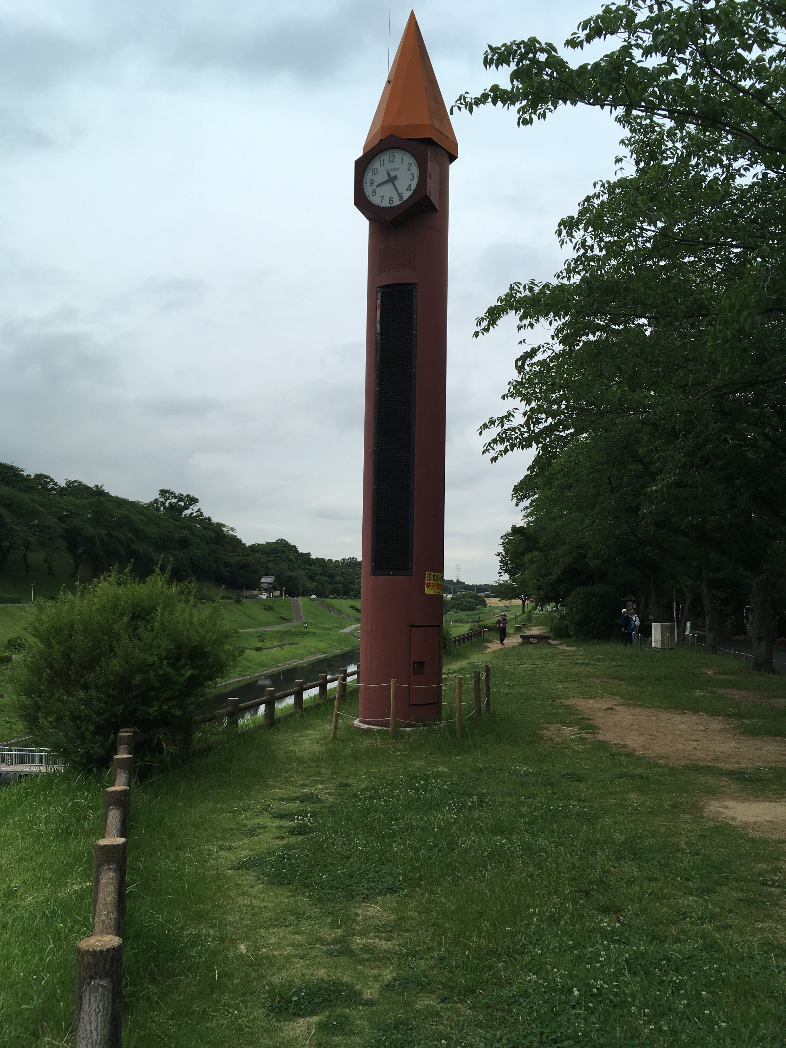 運河水辺公園の中に立っている時計塔