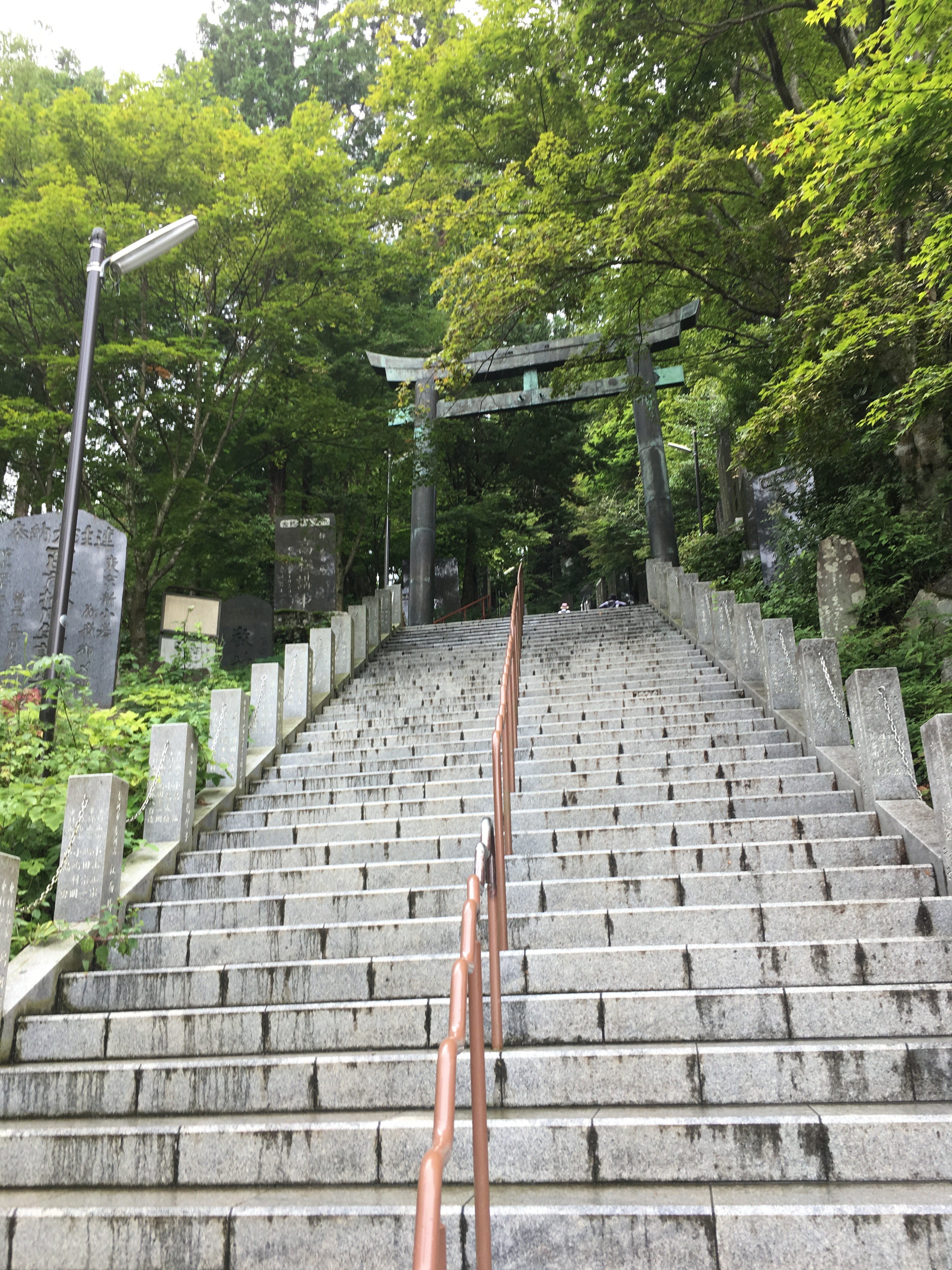 武蔵御嶽神社へと続く階段（約330段）