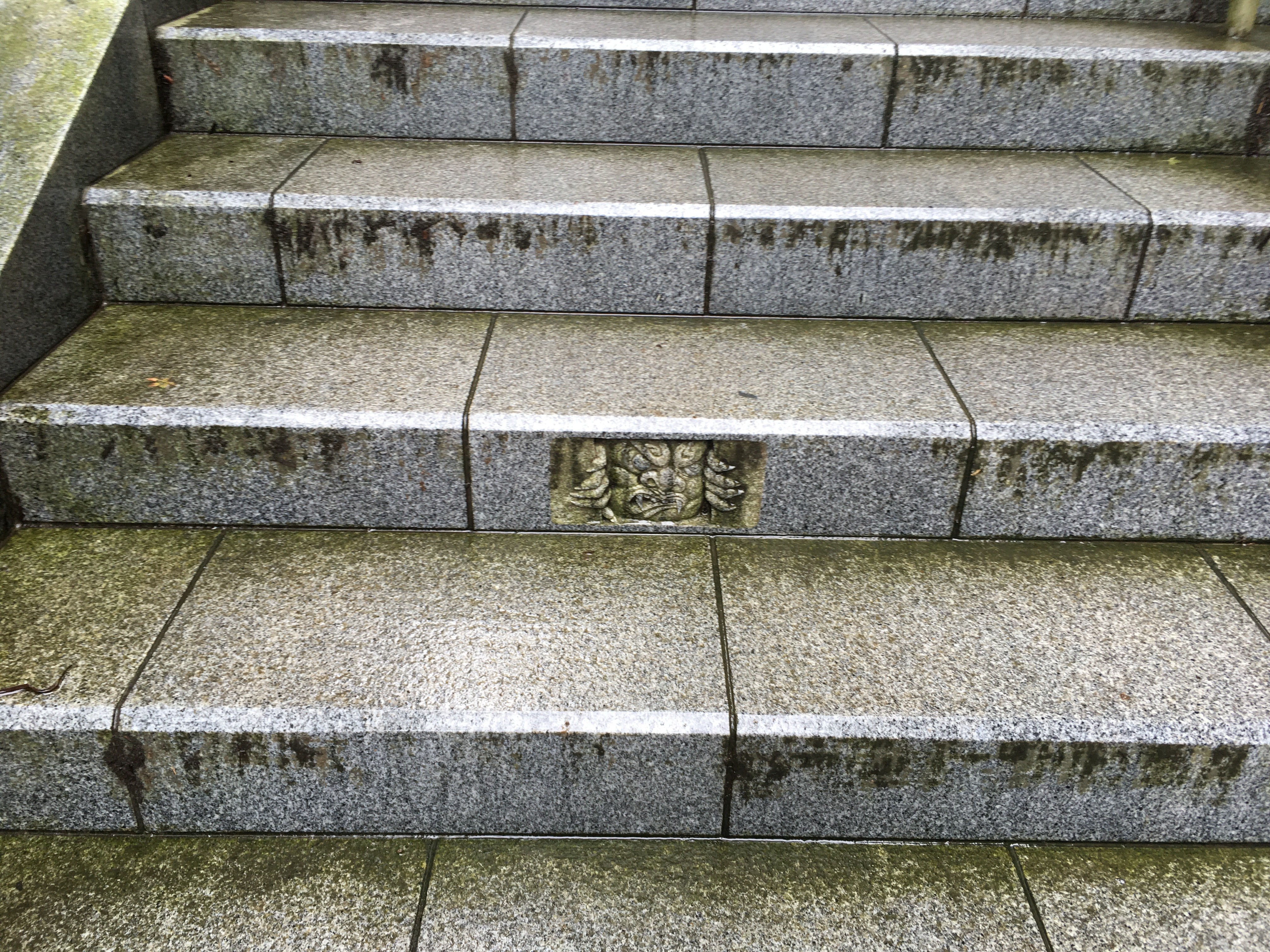 武蔵御嶽神社へと続く階段（約330段）に潜む鬼