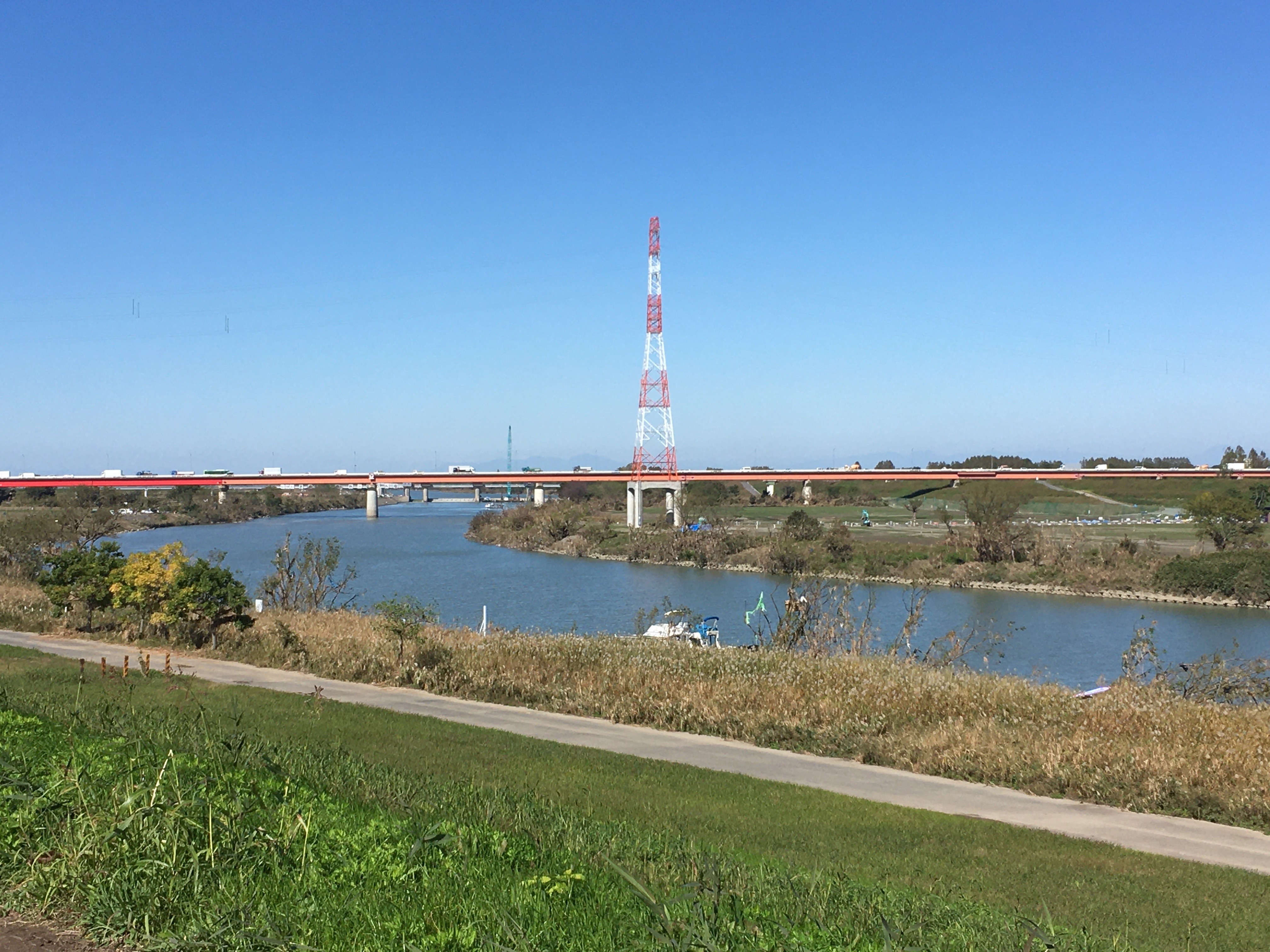 荒川右岸（堤防遊歩道）から羽根倉橋（浦和所沢バイパス）を眺める